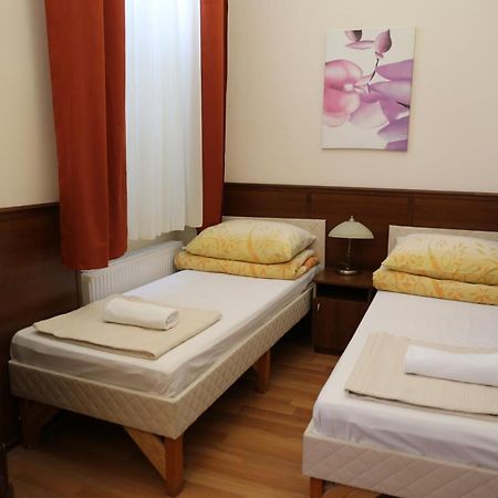 Peterfia Panzio Hotell Debrecen Eksteriør bilde