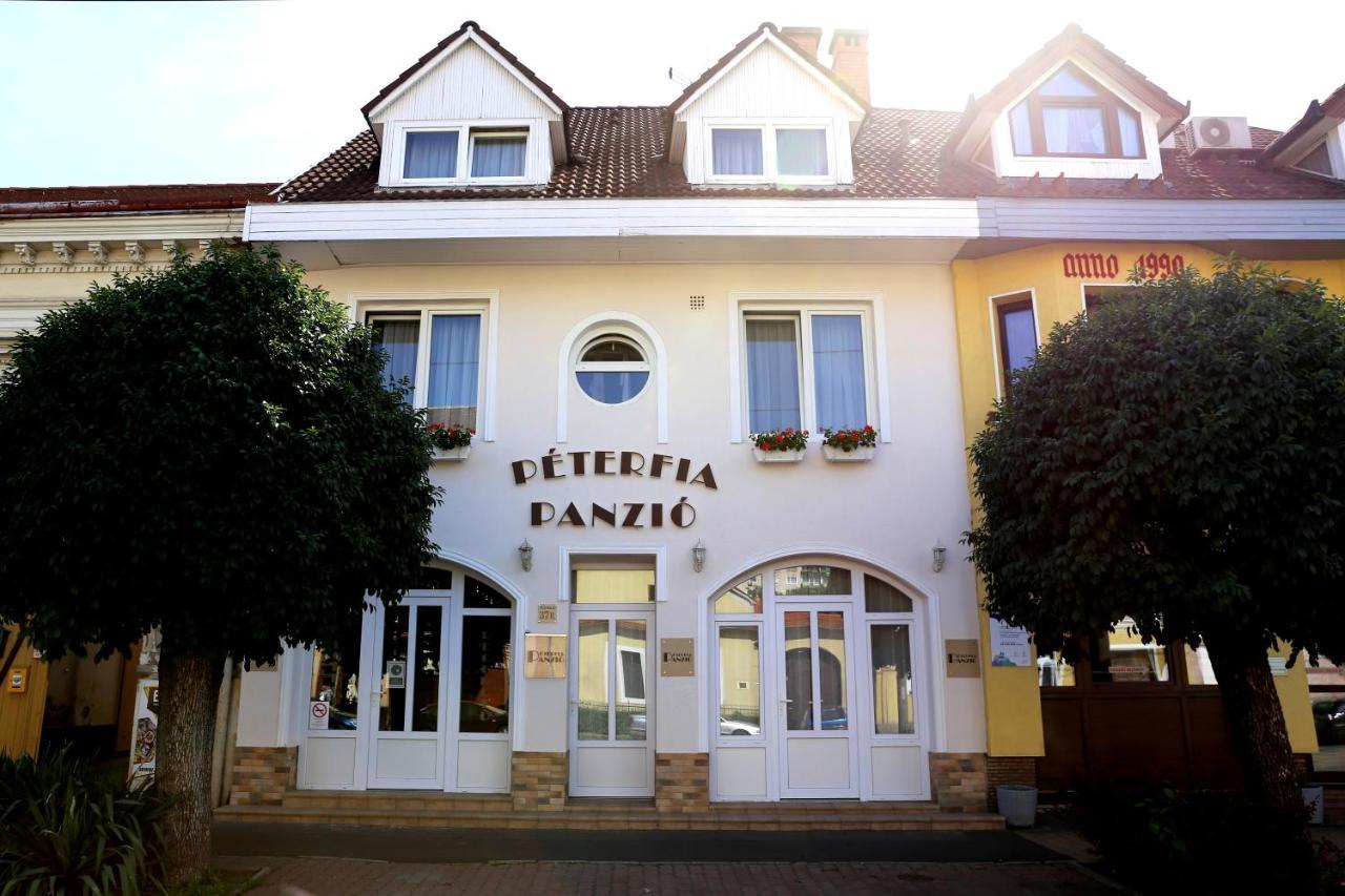 Peterfia Panzio Hotell Debrecen Eksteriør bilde