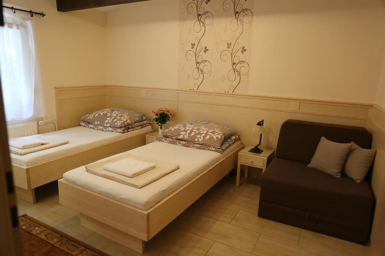Peterfia Panzio Hotell Debrecen Eksteriør bilde
