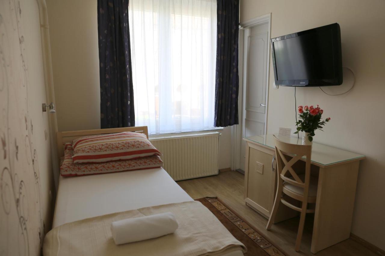 Peterfia Panzio Hotell Debrecen Eksteriør bilde