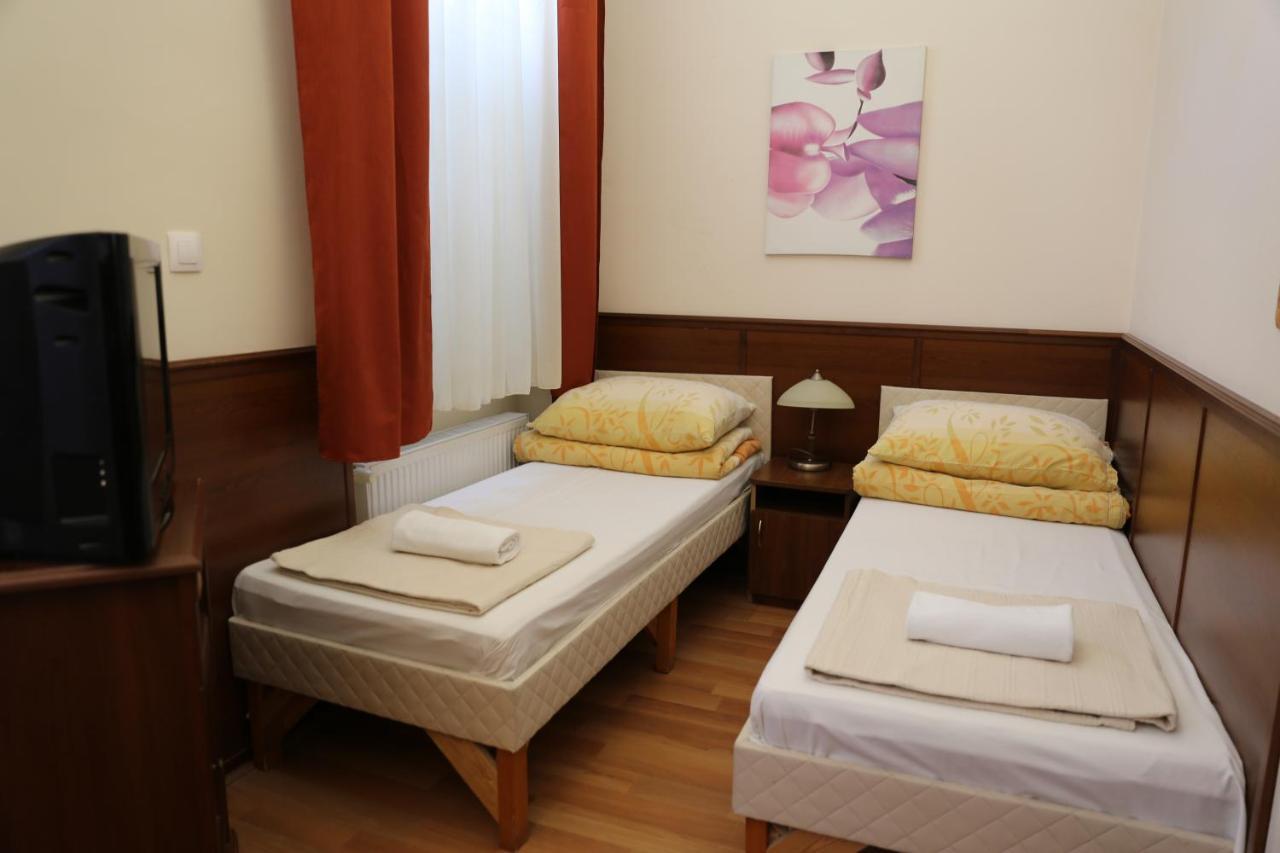 Peterfia Panzio Hotell Debrecen Eksteriør bilde