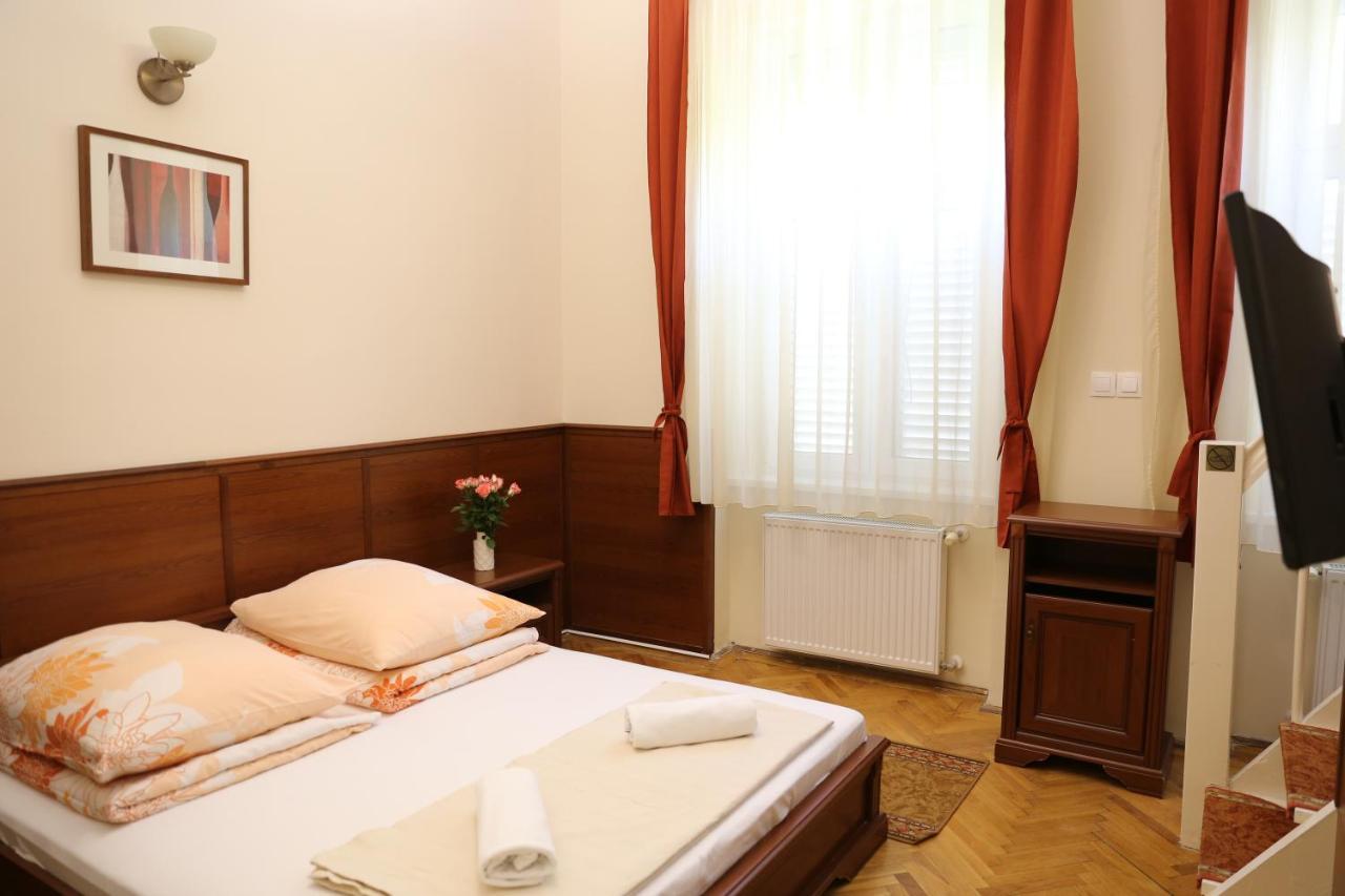 Peterfia Panzio Hotell Debrecen Eksteriør bilde