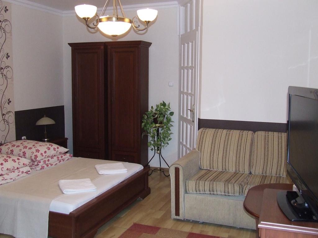 Peterfia Panzio Hotell Debrecen Eksteriør bilde