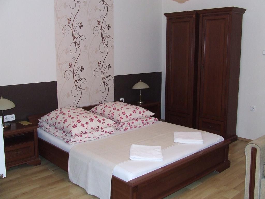 Peterfia Panzio Hotell Debrecen Eksteriør bilde
