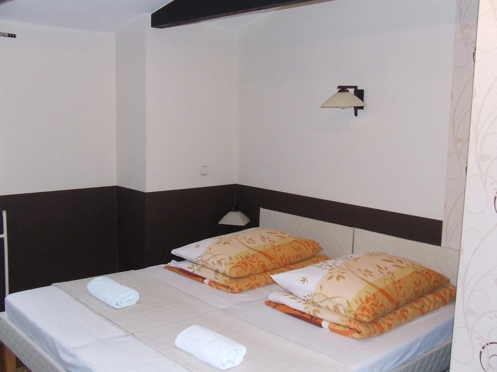 Peterfia Panzio Hotell Debrecen Eksteriør bilde
