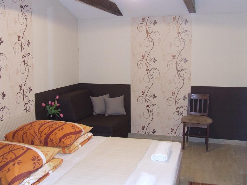 Peterfia Panzio Hotell Debrecen Eksteriør bilde