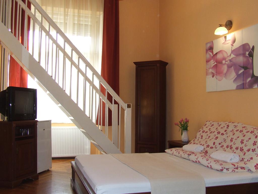 Peterfia Panzio Hotell Debrecen Eksteriør bilde