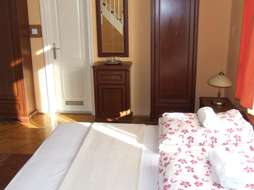 Peterfia Panzio Hotell Debrecen Eksteriør bilde