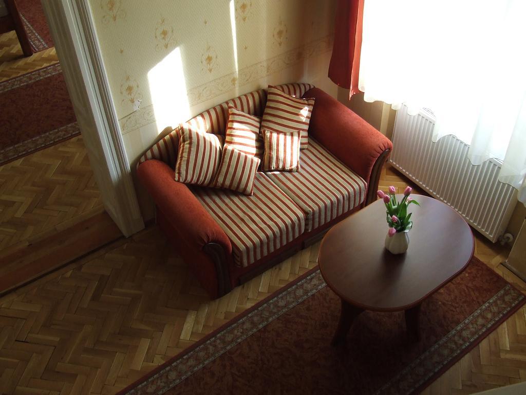 Peterfia Panzio Hotell Debrecen Eksteriør bilde