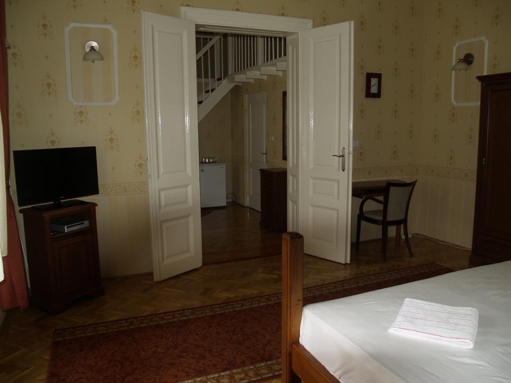 Peterfia Panzio Hotell Debrecen Rom bilde